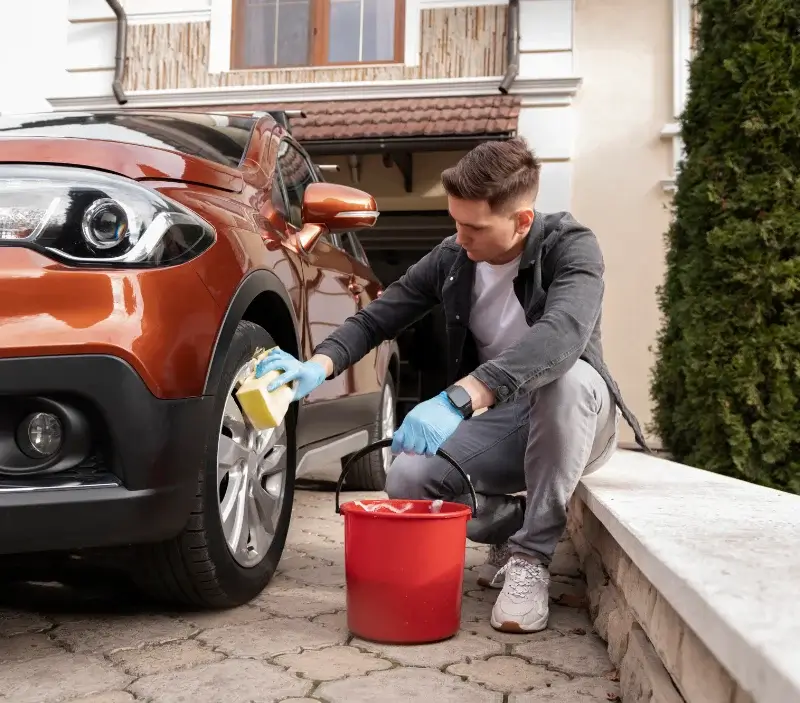 Lavage auto à domicile La Ferrière-Airoux : professionnel intervenant sur un véhicule